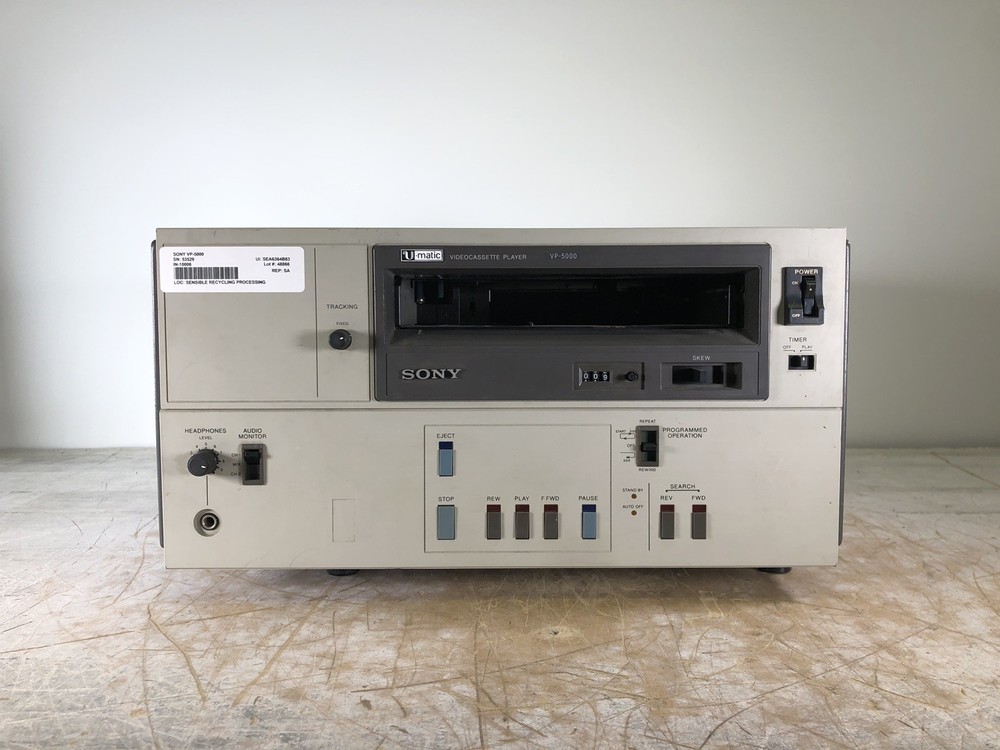 SONY VP-5000 3/4" U-MATIC VIDEO CASSETTE PLAYER - (POWER TESTED)