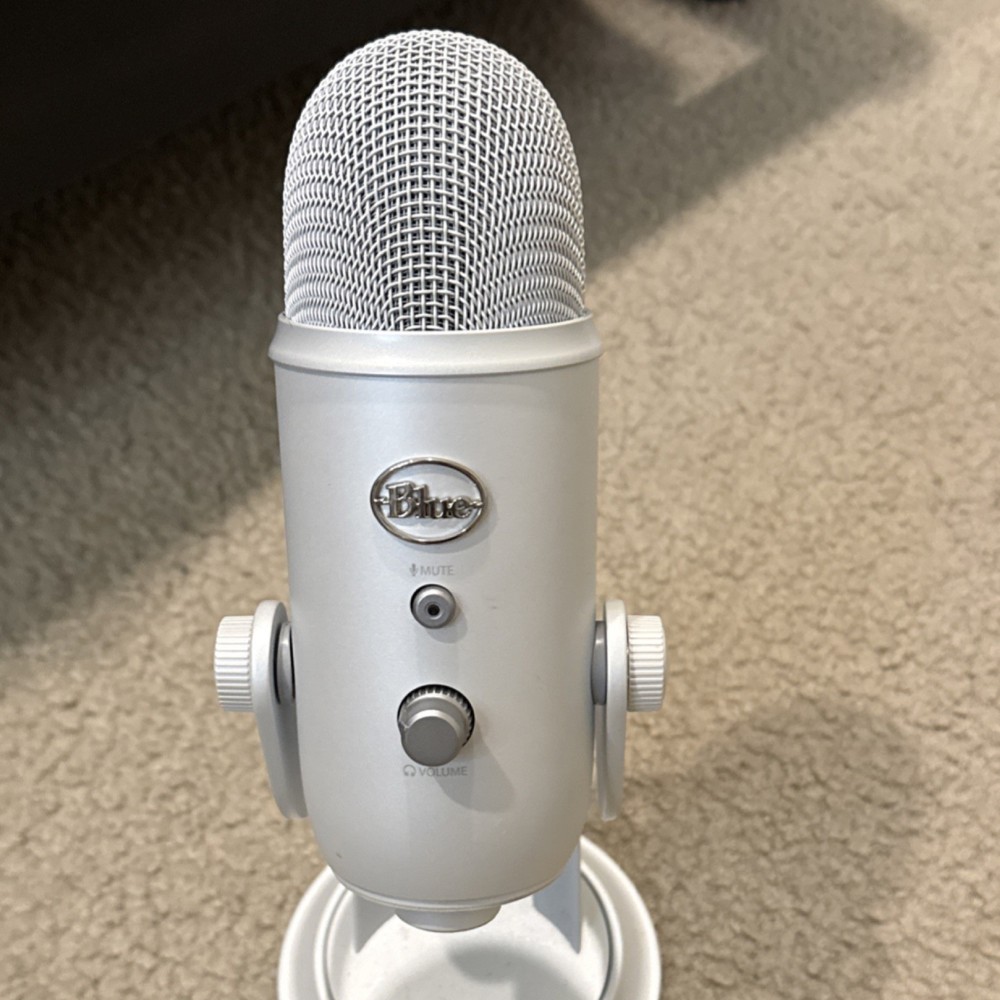 Blue Yeti USB Desktop Microphone Silver Mute Switch Volume Control