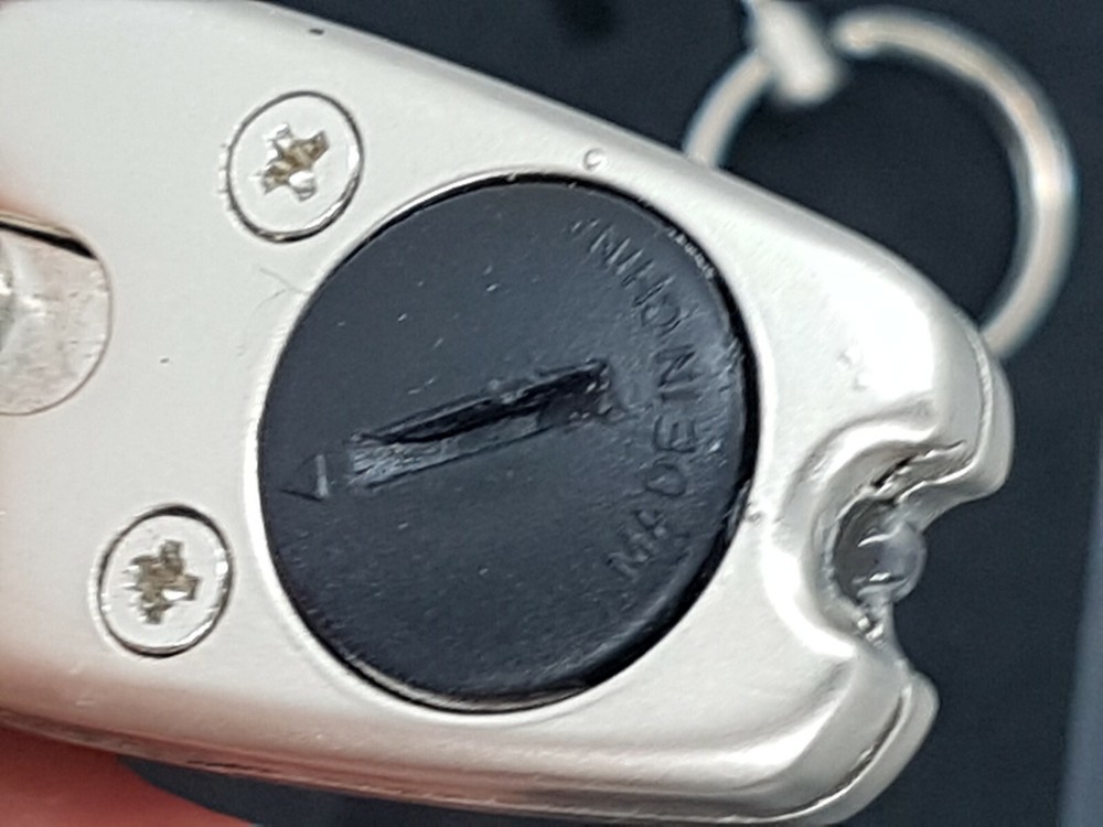 Samsonite Laser Pointer with tracking number