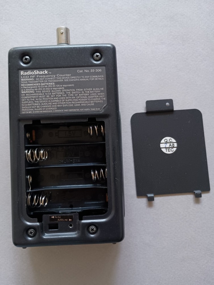 Radio Shack LCD RF Frequency Counter 22-306 (Powers up - Untested)