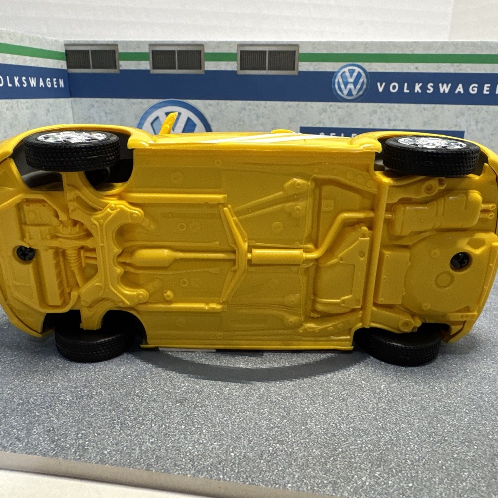 1:24 Scale Plastic Volkswagen Bug California BUGGING