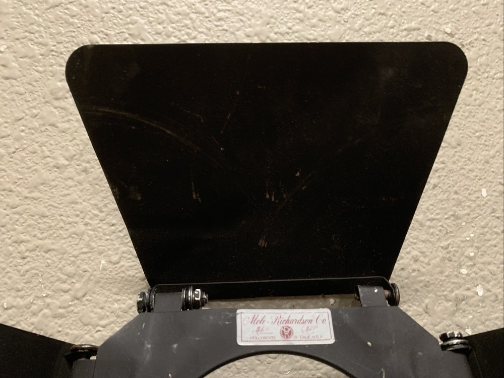 Mole Richardson Barn Doors Light Shield, Mini. With A Cable And Chain