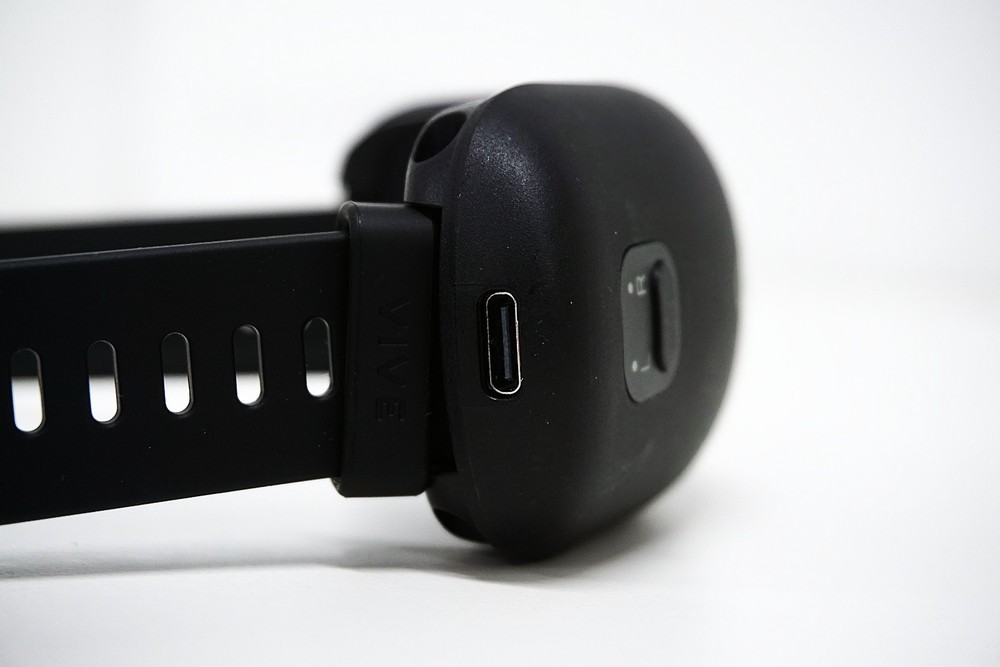 HTC VIVE Bundle: 2 Controllers +Wrist Tracker | Focus 3 & XR Elite/No Power Cord