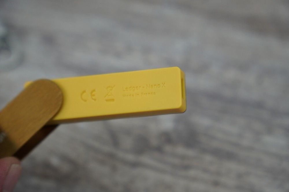 Ledger - Nano X Crypto Hardware Wallet - Bluetooth - Gold