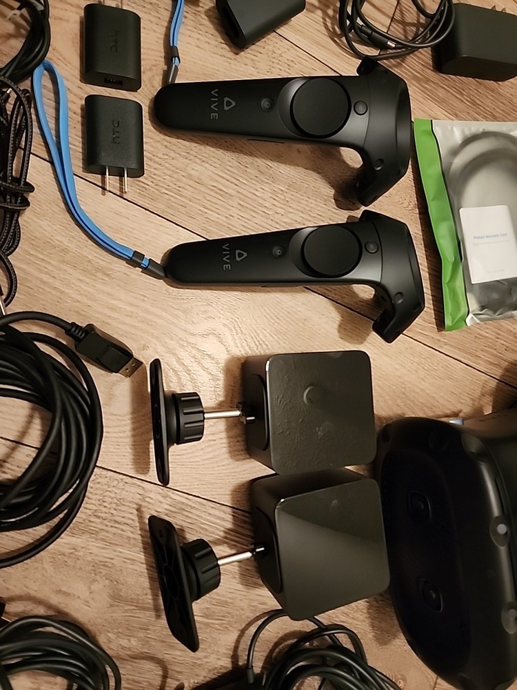 HTC Vive Cosmos Elite VR Headset Full Bundle