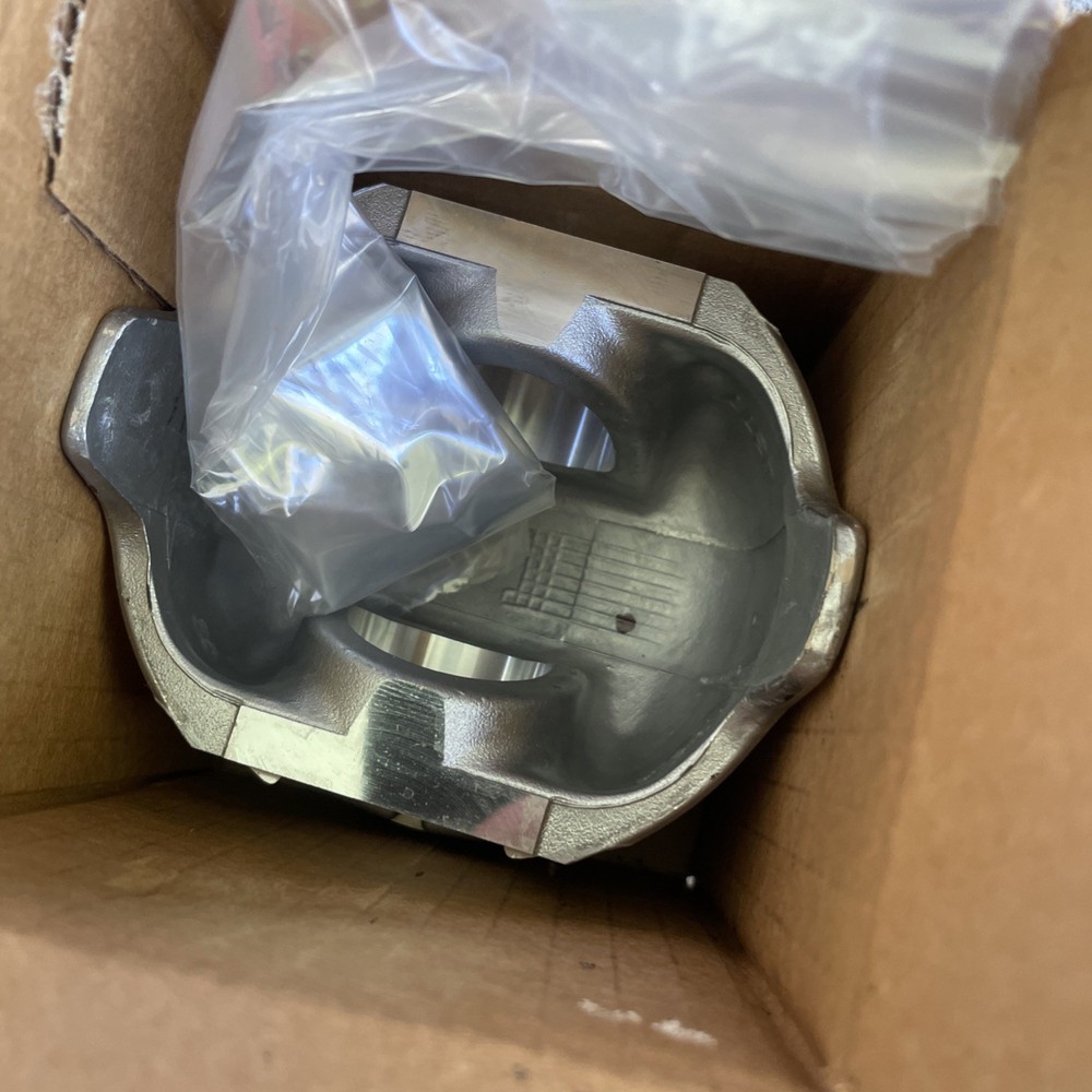 INTERNATIONAL KIT PISTON & RINGS 1830953C92