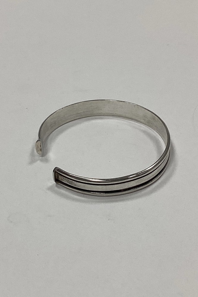 Modern open bangle in Sterling Silver
