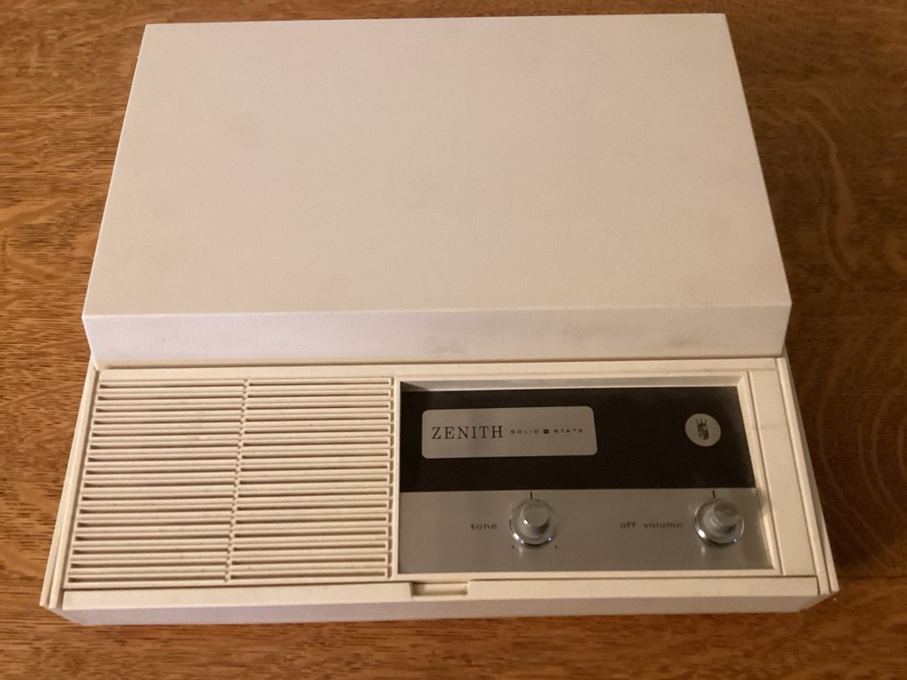 Zenith (Rare)1973 E505V portable record player AC/DC