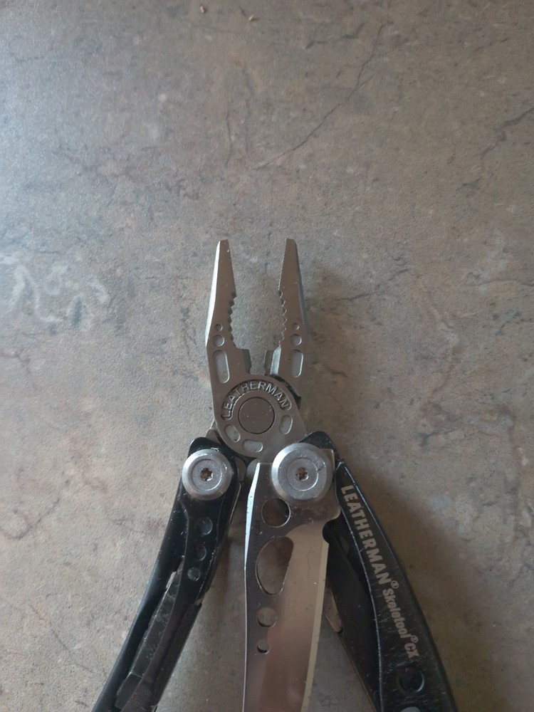 Leatherman Skeletool CX Multi-Tool - Plain Edge 154CM Blade/Sheath