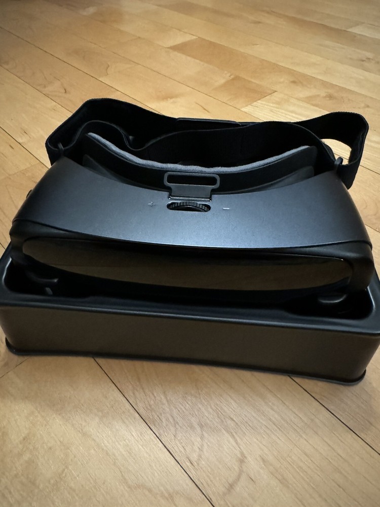 SAMSUNG Gear VR Powered By Oculus (2017 Edition) [Controller Not Included]