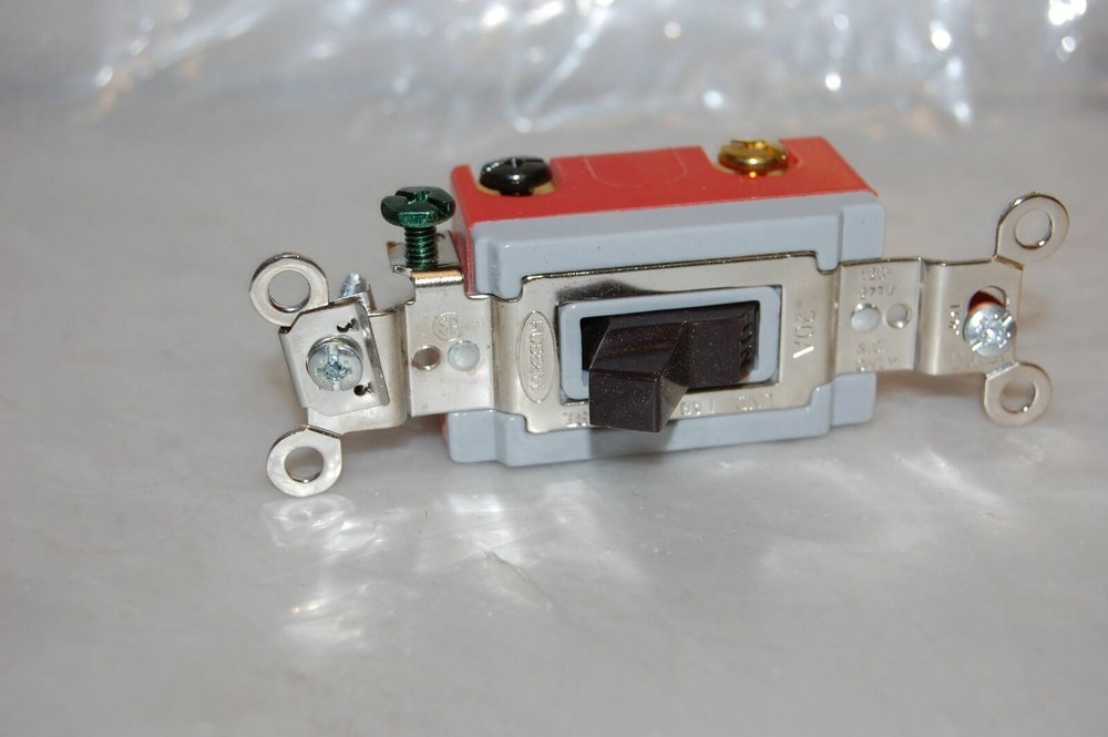 Hubbell TOGGLE SWITCH HBL1385