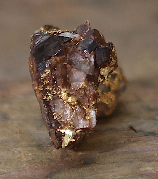 21.2 gram GOLD QUARTZ SPECIMEN with Iron highlights