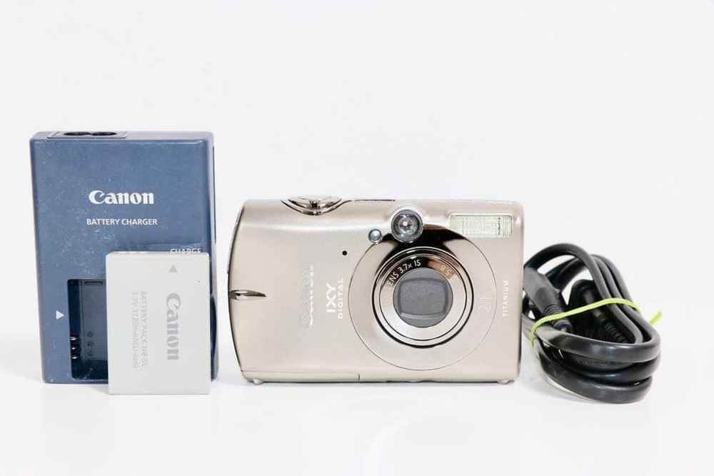 Canon IXY DIGITAL 2000 IS Compact Digital Camera Excellent Condition