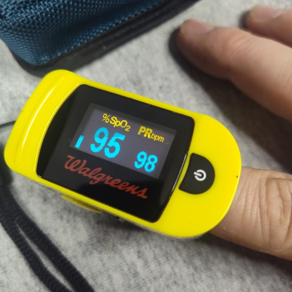 Walgreens Oxy Watch C20 Fingertip Pulse Oximeter w/ Case tested working