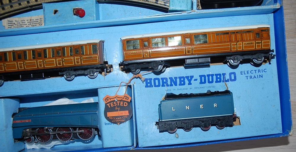 HORNBY DUBLO EDP PASSENGER TRAIN SET 'SIR NIGEL GRESLEY' BOXED