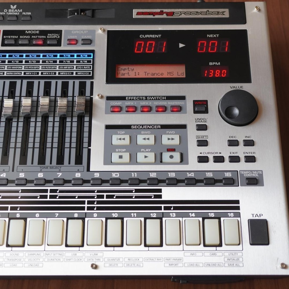 Roland MC-808 (+512 RAM)Sampling Groovebox Sampler Sequencer Used