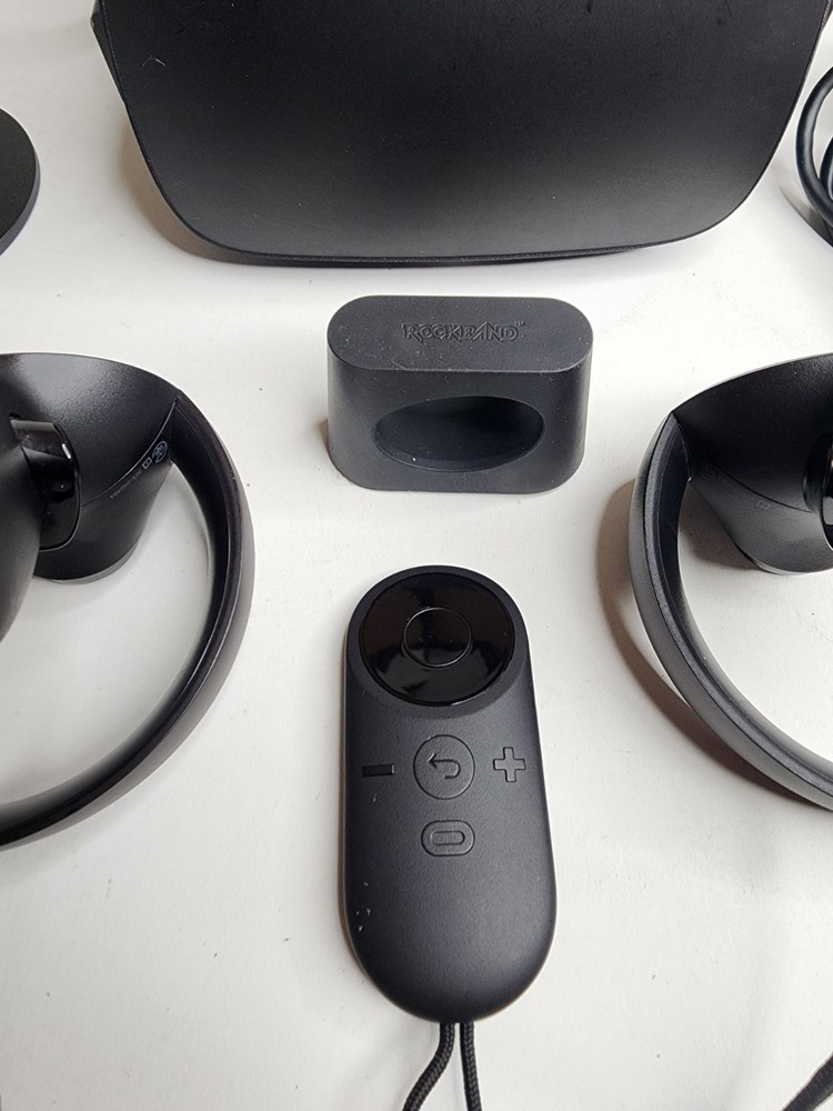 Oculus Rift CV1 Headset W/ 2 Controller & 2 Sensor