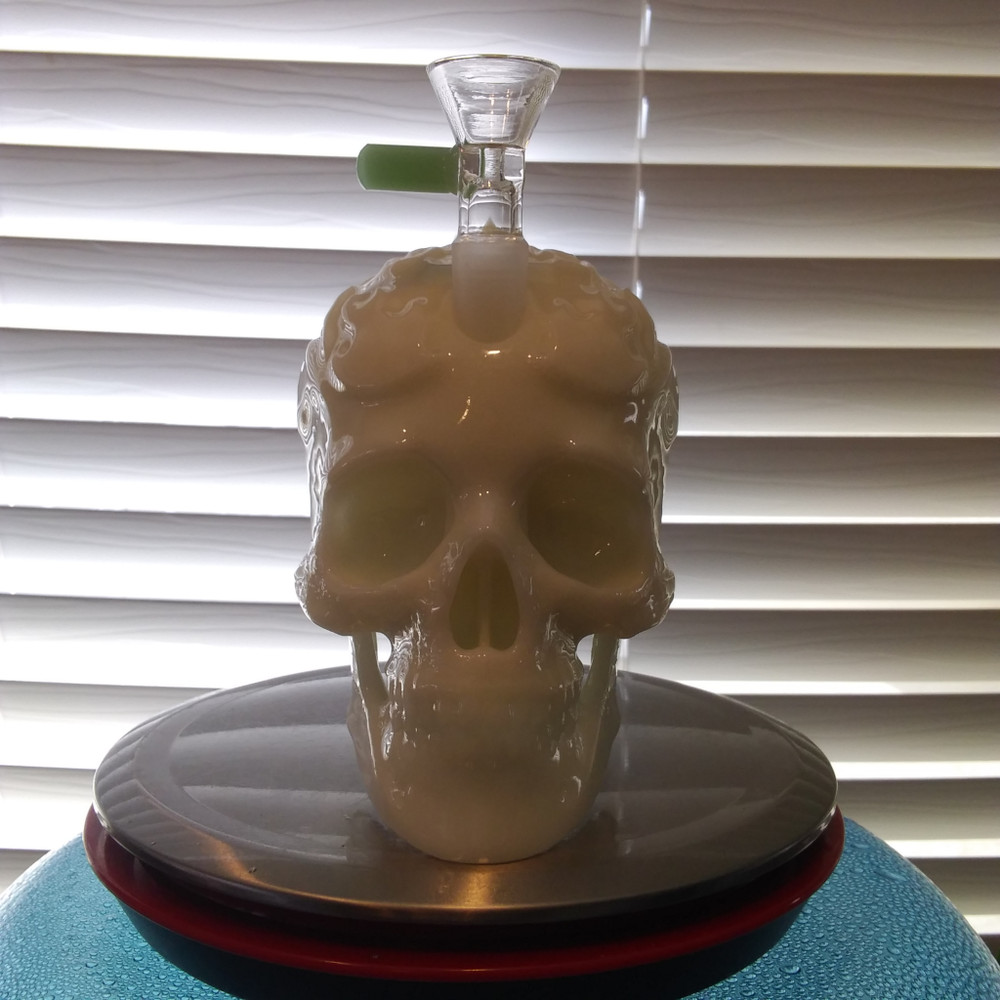 Flaming Skull Bong that glows in the dark