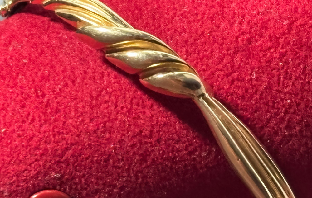 Stunning 14k Gold bangle 19 grams bracelet/with clasp