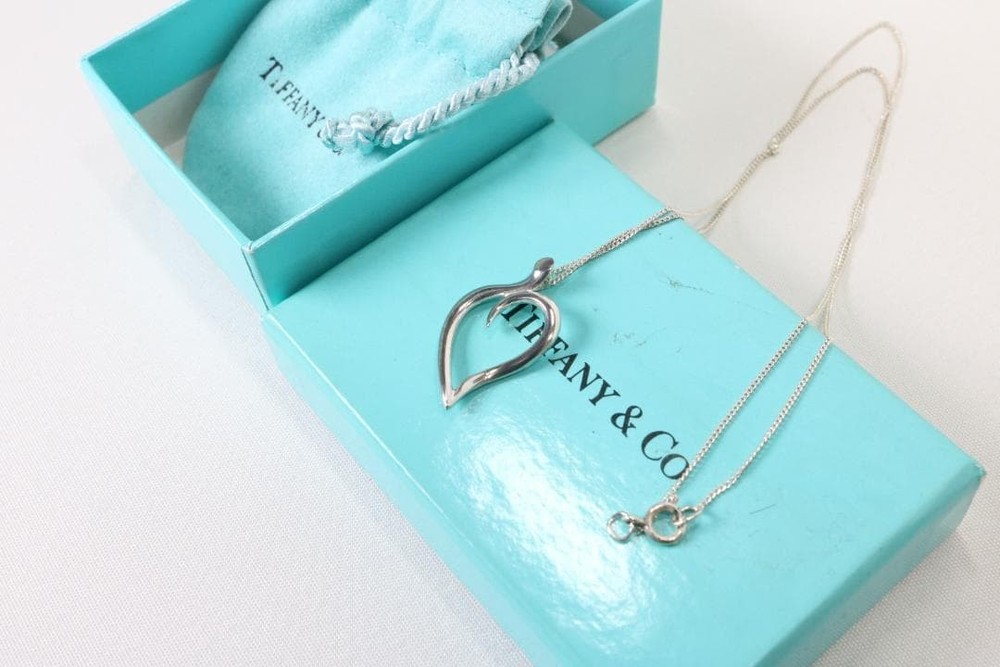 Excellent condition Tiffany & Co. Open Leaf Silver Necklace with Box
