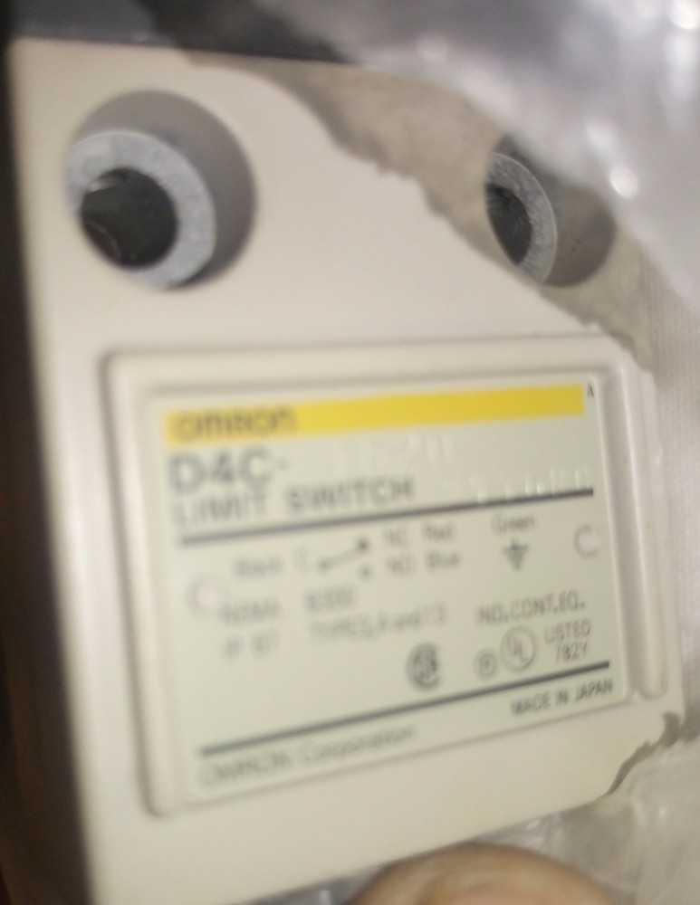 Omron D4C-1620 Compact Enclosed Limit Switch, Roller Lever