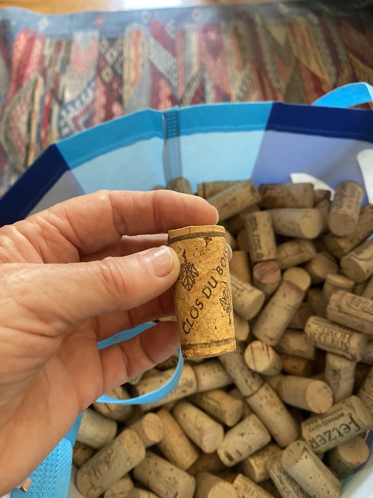 600 used natural wine corks