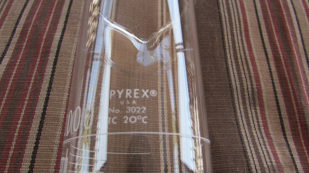 LARGE VINTAGE PYREX 1000ML GRADUATED CYLINDER #3022