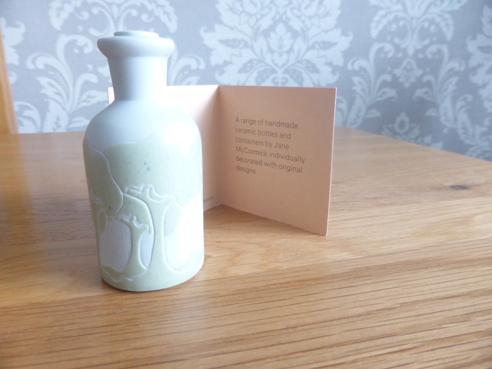 JANE MCCORMACK LEICESTERSHIRE : OLIVE GREEN CERAMIC BOTTLE