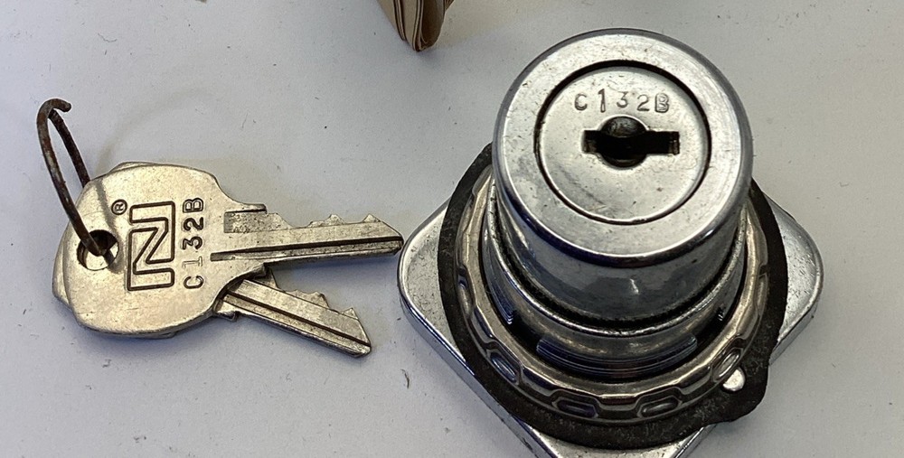 51JAKA2 2 Oil Tight 2 Pos. Sel. Switch Operator Maintained, Cam A ( Left )