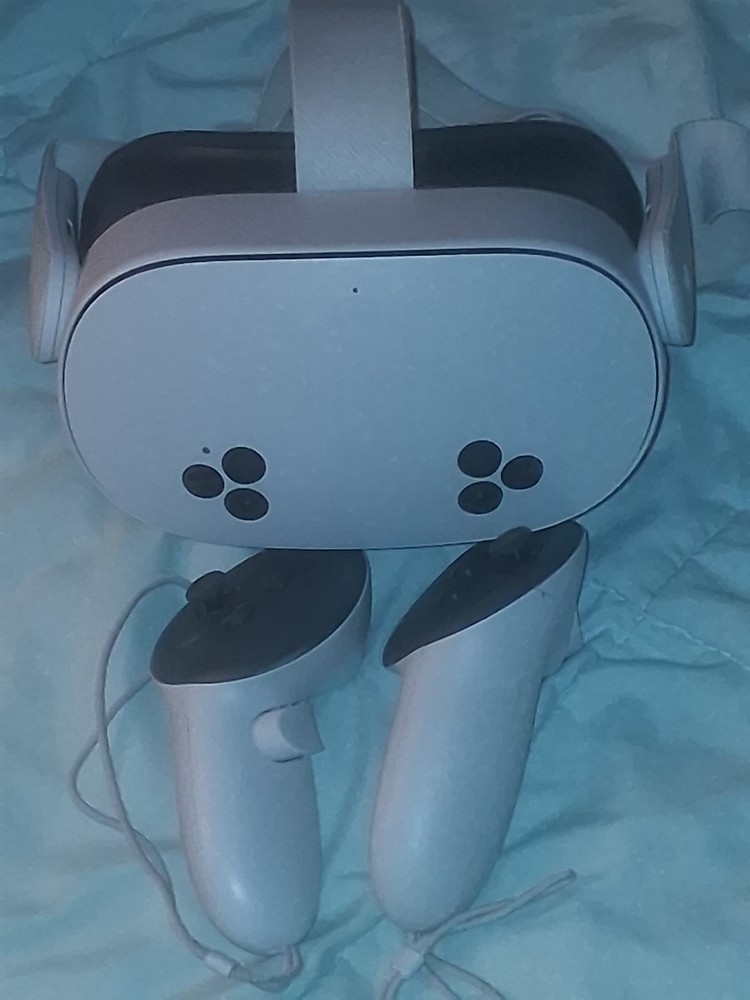 Meta Quest VR With Original Controllers (READ DESCRIPTION FOR ALL INFO)