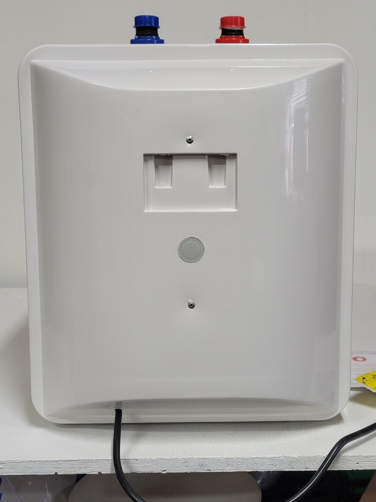 CAMPLUX 6 Gal. Plug In Water Heater Electric EUC READ