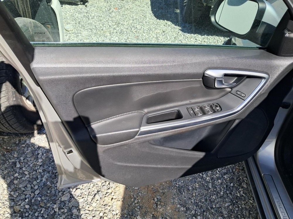S60 2018 Glove Box 4843758