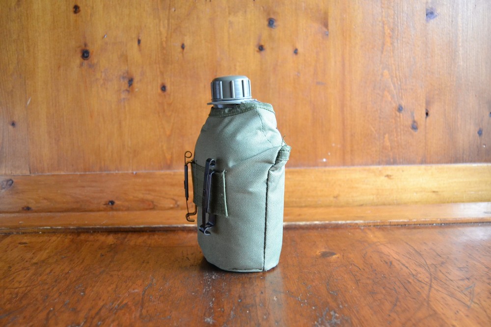 Army Canteen with Canvas Carrying Case Pristine