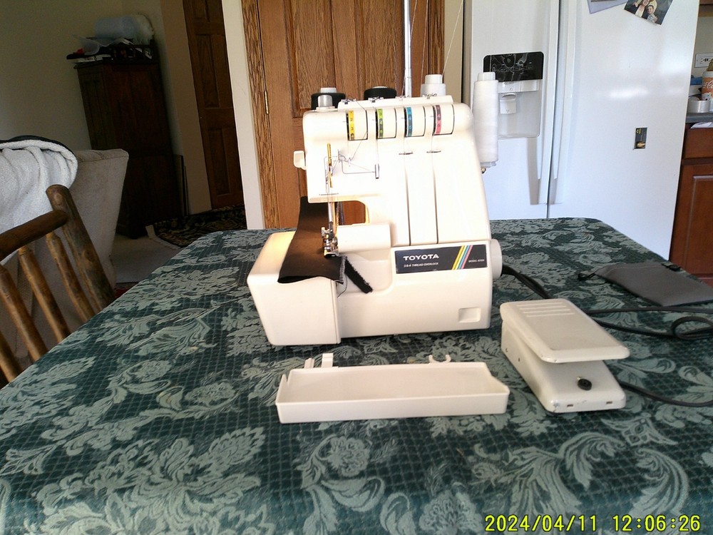 TOYOTA 6700 SEGER SEWING MACHINE (WORKING)
