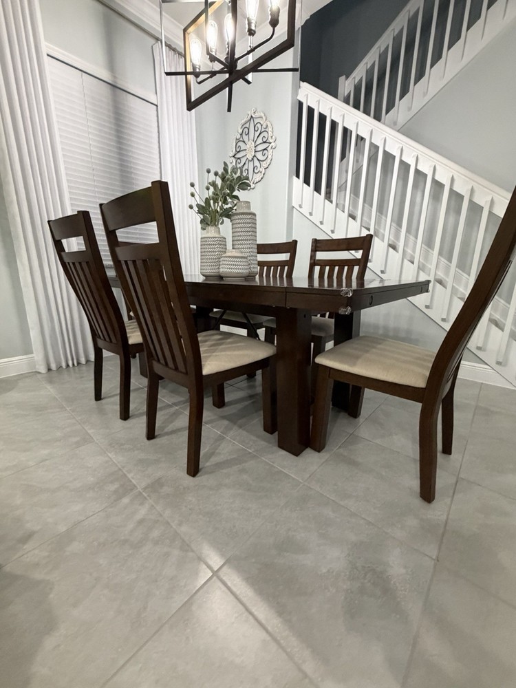 Dining Room Set – Excellent Condition