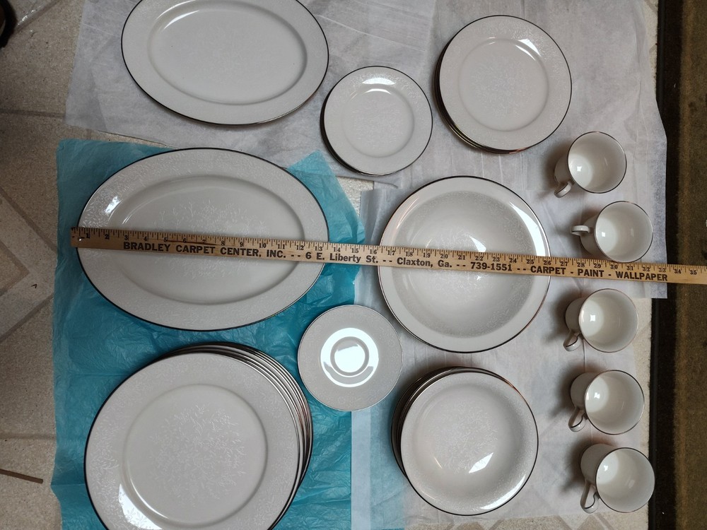 Noritake Porcelain China, Affection Pattern