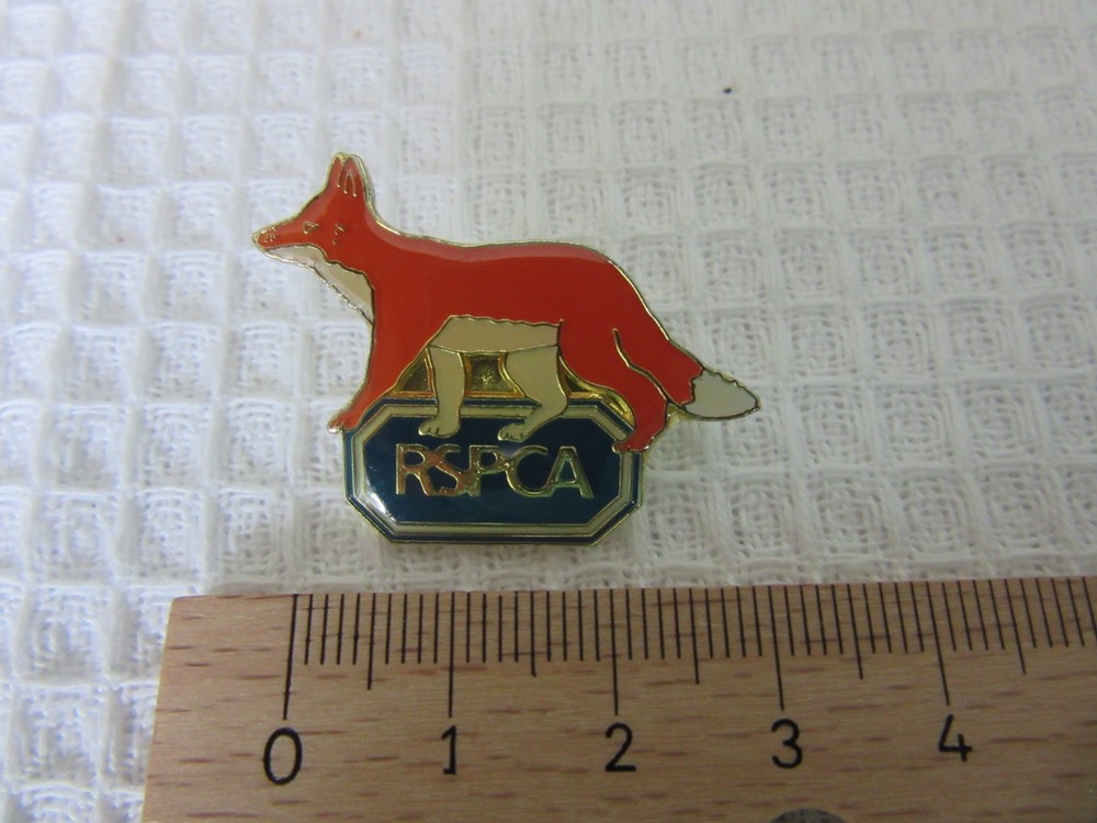 RSPCA fox pin badge (# 79)