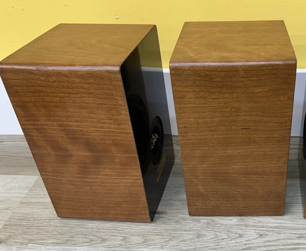 VINTAGE Source Technology Bookshelf Speakers Pair -Tested Works Great
