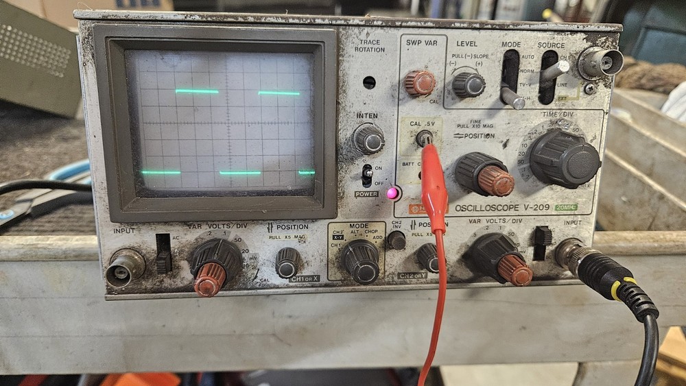 Hitachi Oscilloscope V-209 - Tested And Displays Wave Form On Both Channels