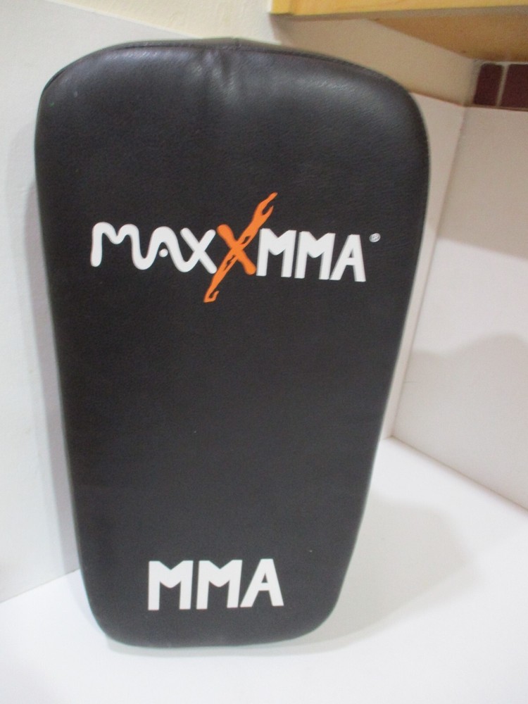 MaxxMMA Thai Pad Training Kickboxing Muay Thai Shield NEW CONDITION