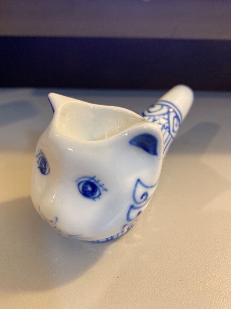 VINTAGE WHITE & BLUE CERAMIC CAT PIPE 4”