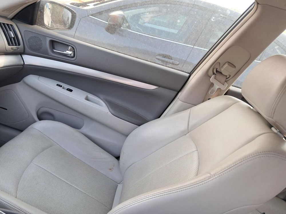 Q40 2015 Glove Box 5009850