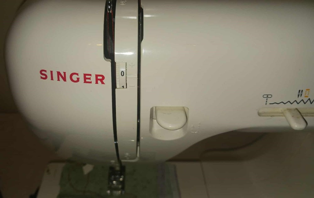 Singer Sewing Machine / Model 2639