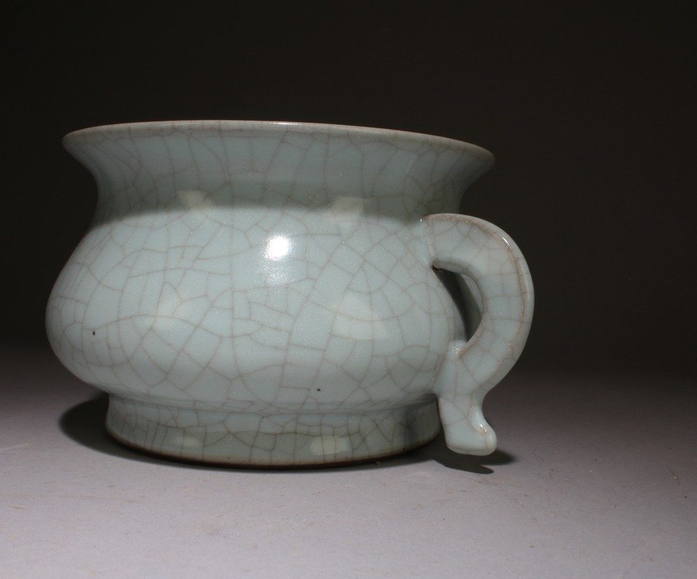 A Guan Type Censer. Comes with box
