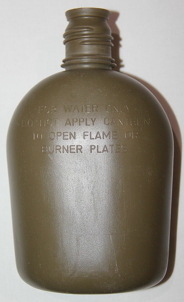 ORIGINAL MILITARY ONE QUART PLASTIC CANTEEN, 1980 DATED