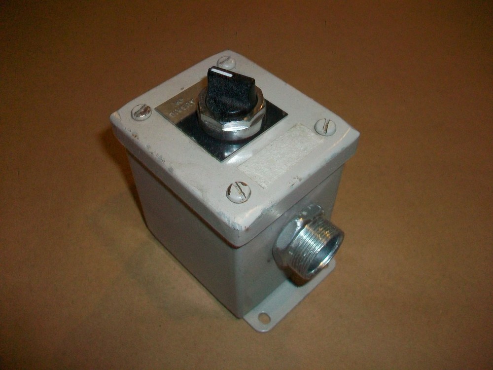 Hoffman / Cutler Hammer Selector Switch Station E22B2