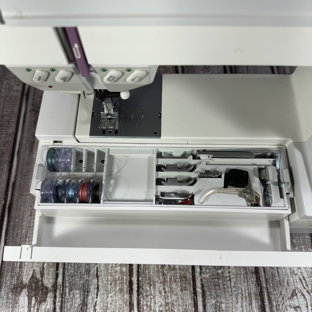 PFAFF Creative 1467 Sewing Machine W/ Pedal, Case