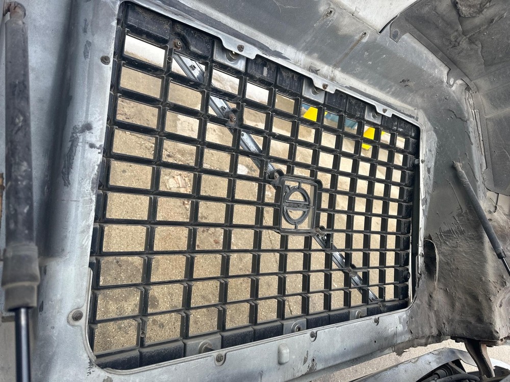2003-2017 Volvo VNL Grille - Used