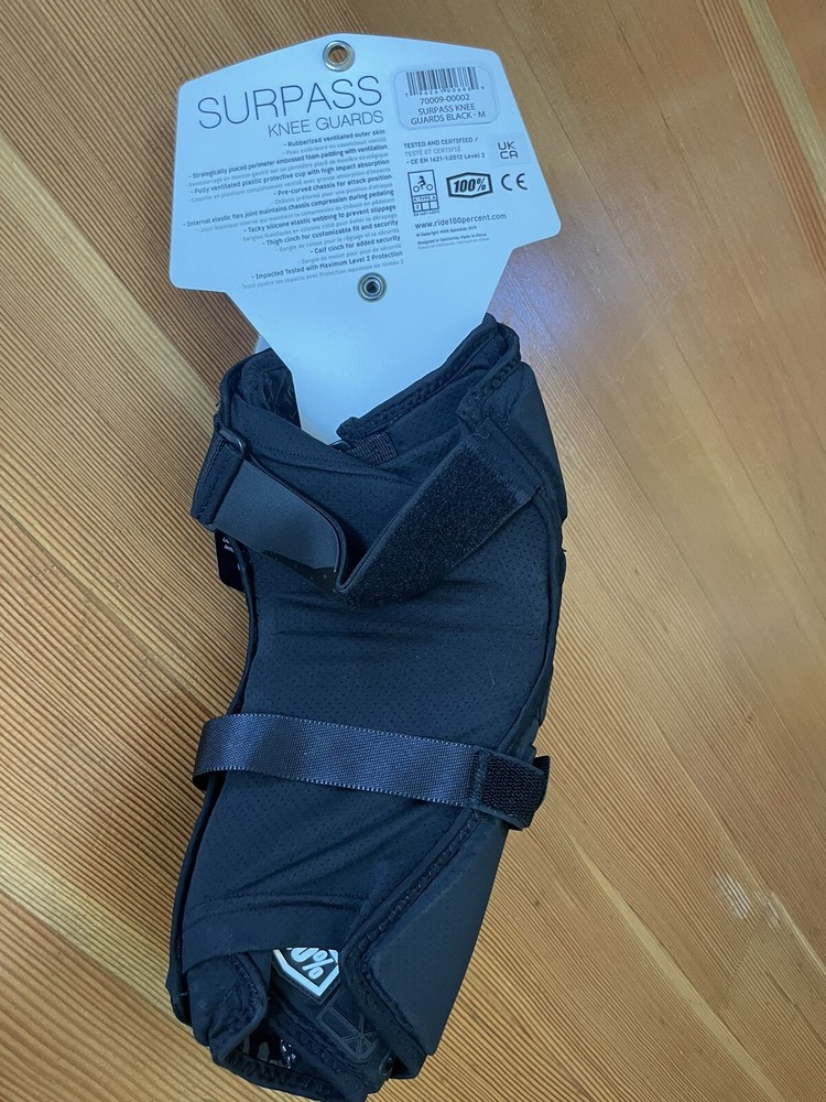 100% Surpass Knee Guards Black Size M
