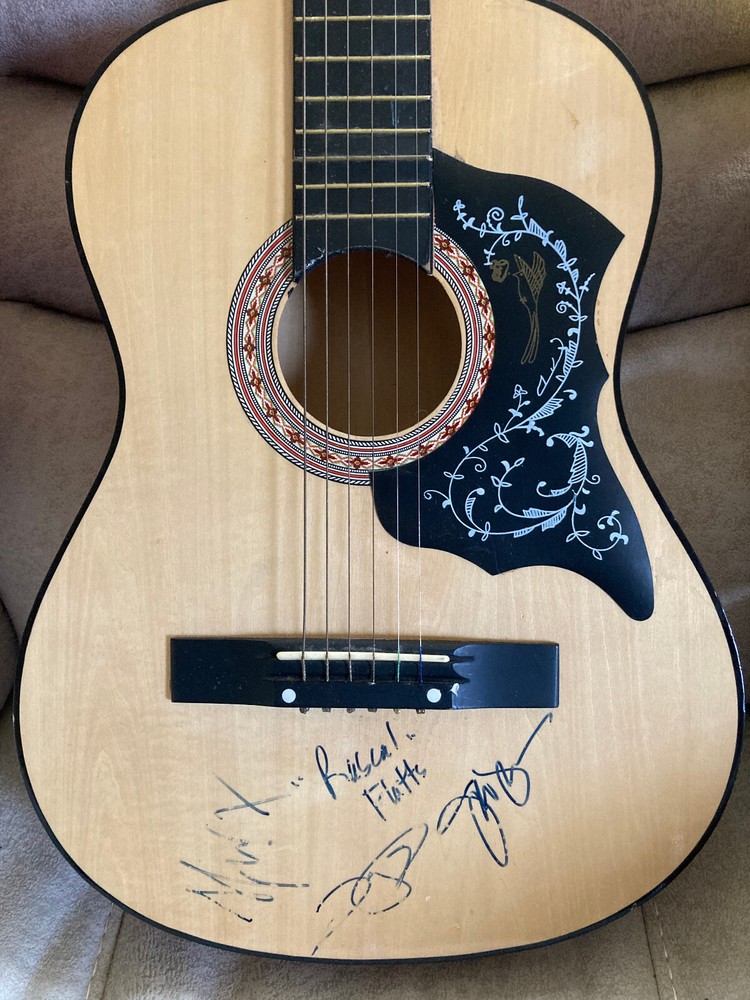 SIGNED RASCAL FLATTS CLASSICAL GUITAR! Nice Collector's Item